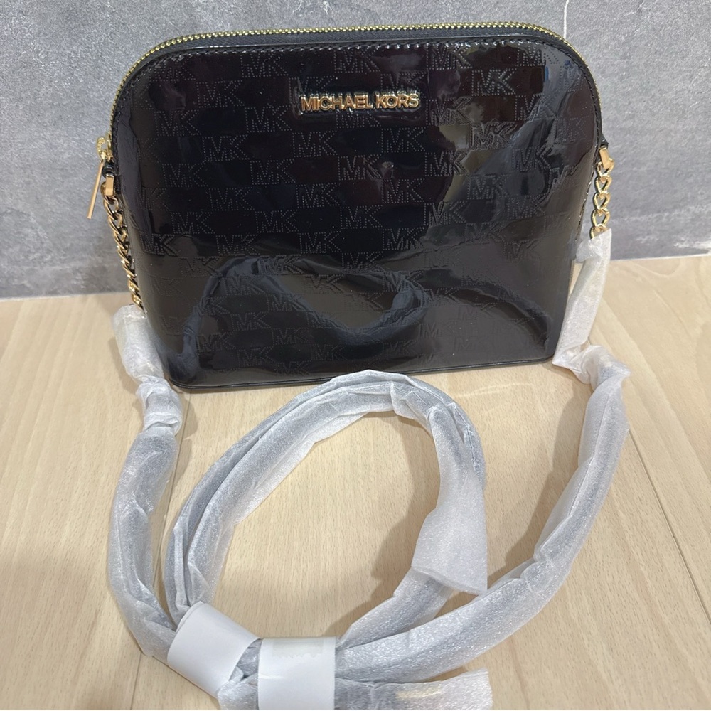 (NWT) MICHAEL KORS CINDY DOME  PATENT LEATHER W/ LOGO black